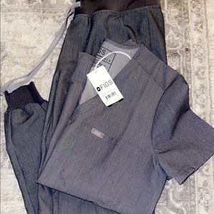 FIGS Graphite Scrub Set